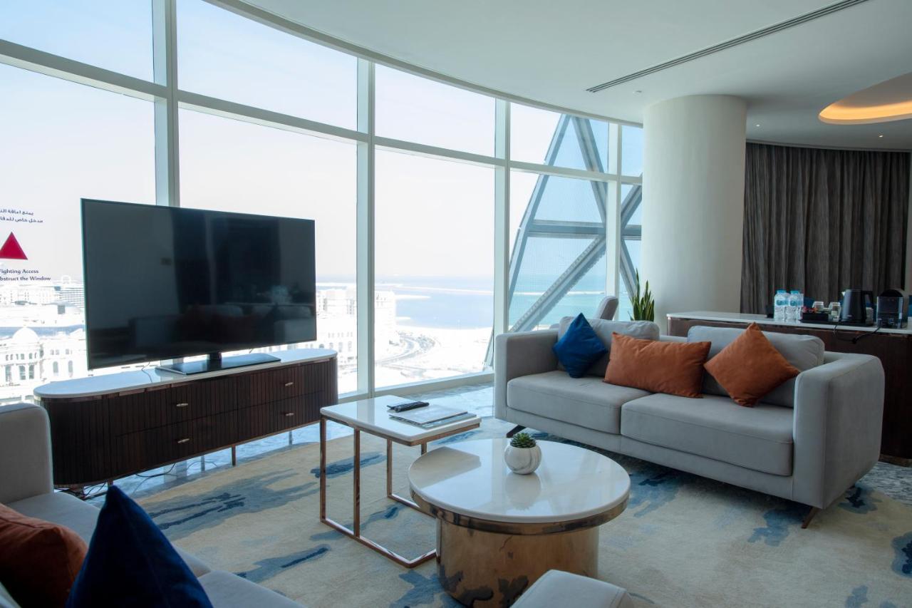 Century Marina Hotel - Lusail 외부 사진 A living room in a suite at the hotel