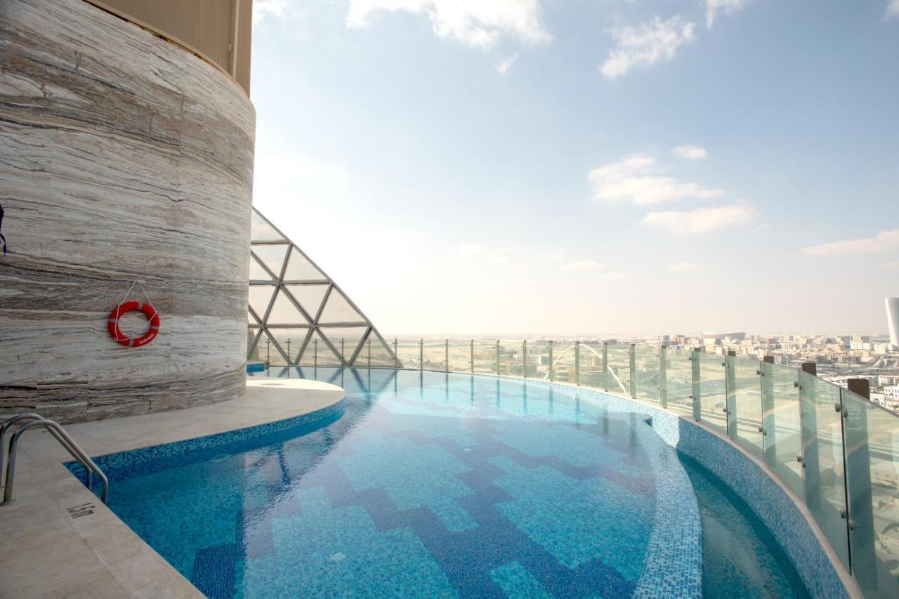 Century Marina Hotel - Lusail 외부 사진 The pool at the 360° Sky Lounge