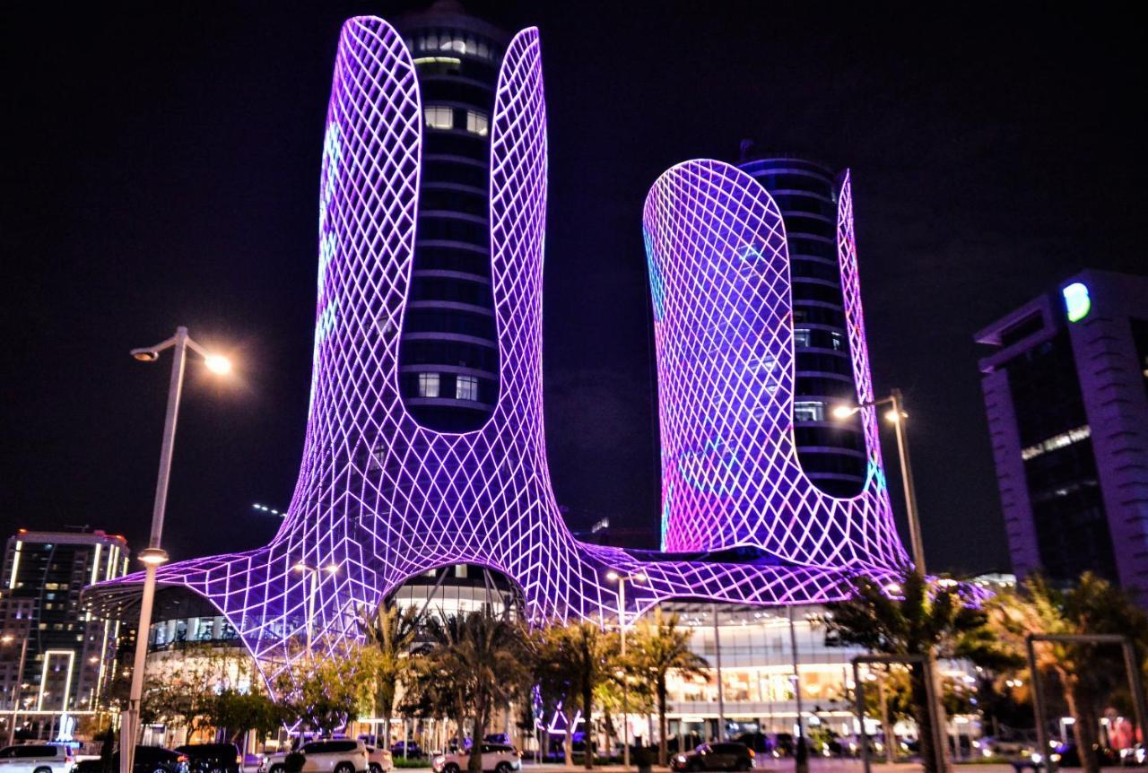 Century Marina Hotel - Lusail 외부 사진 The Al Hamra Towers at night