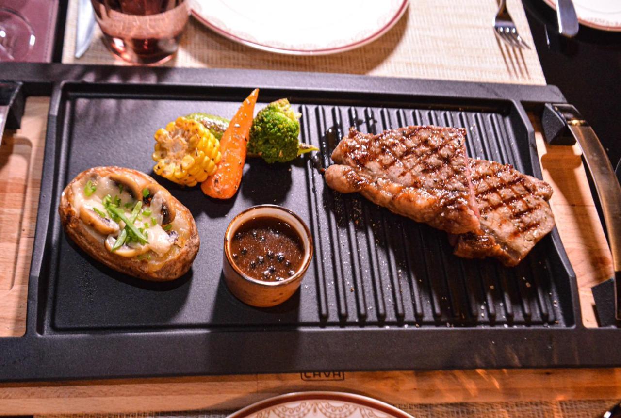Century Marina Hotel - Lusail 외부 사진 A steak prepared on a griddle